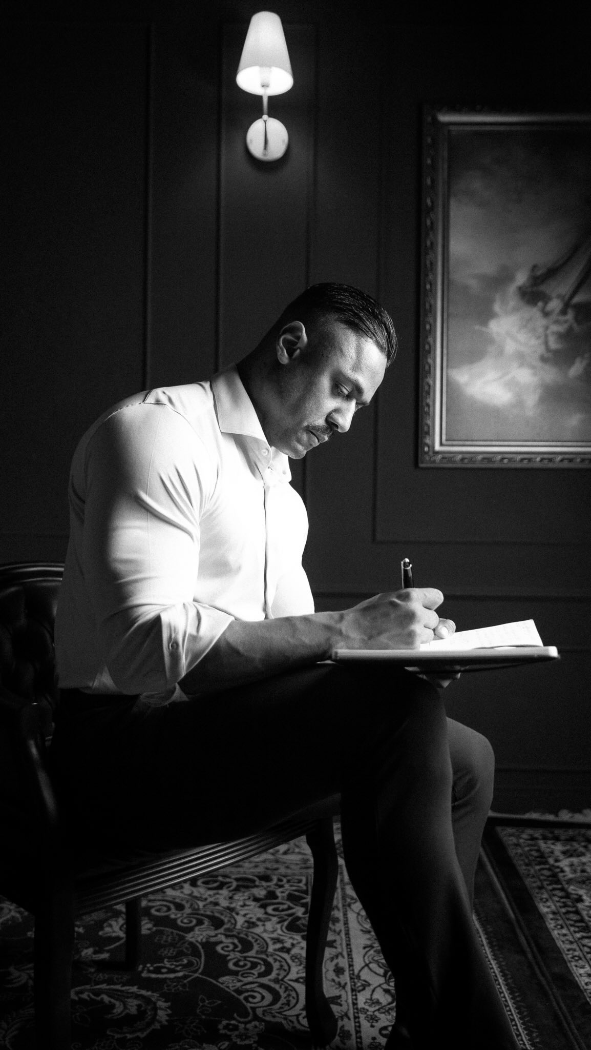 David Lean fazendo anotações em um caderno